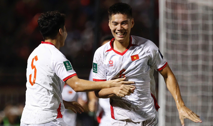 Thống kê ấn tượng của trung vệ trẻ Hiểu Minh trong ngày ra mắt ĐT Việt Nam