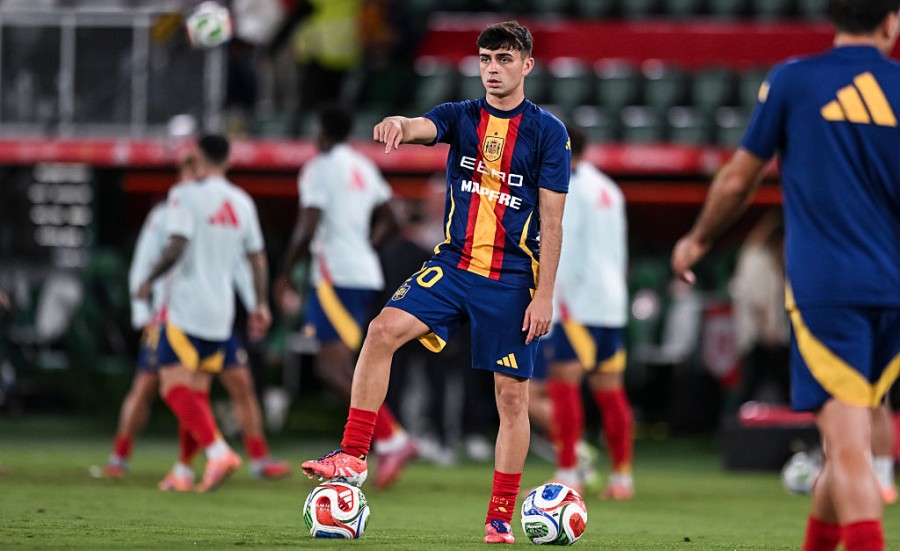 Pedri được Paul Scholes ca ngợi là sự kết hợp hoàn hảo giữa Xavi và Iniesta