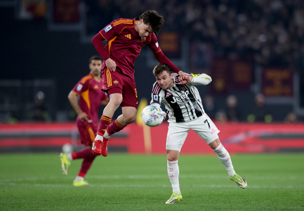 Juventus bị AS Roma dồn ép